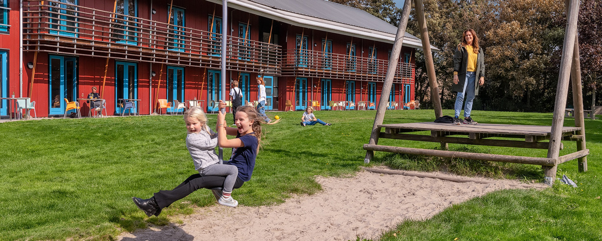 Kinderen voor het hostel op Terschelling