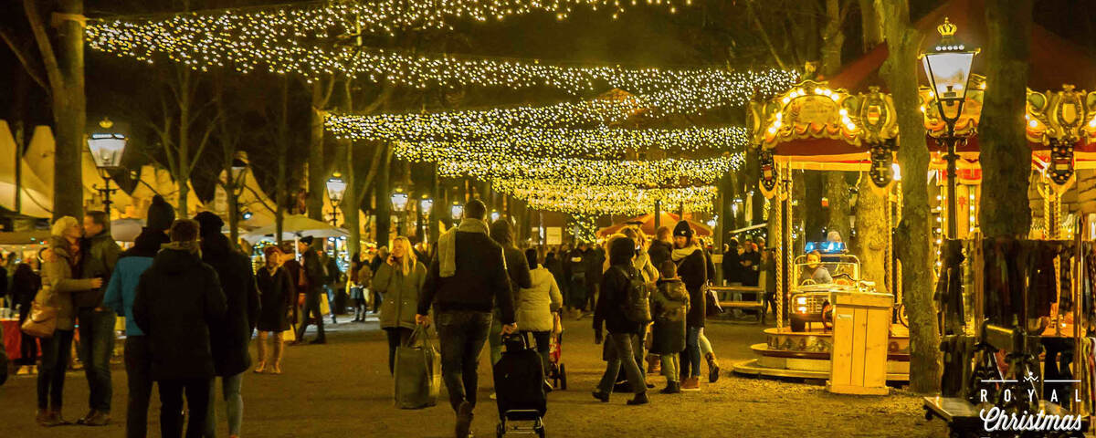 Pratende mensen op de Royal Christmas Fair in Den Haag