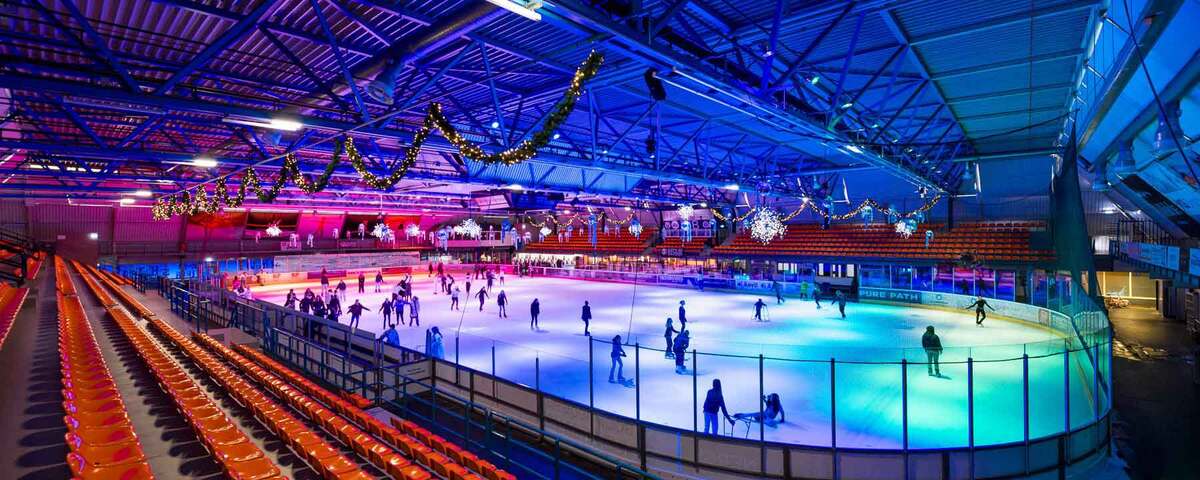 Mensen aan het schaatsen