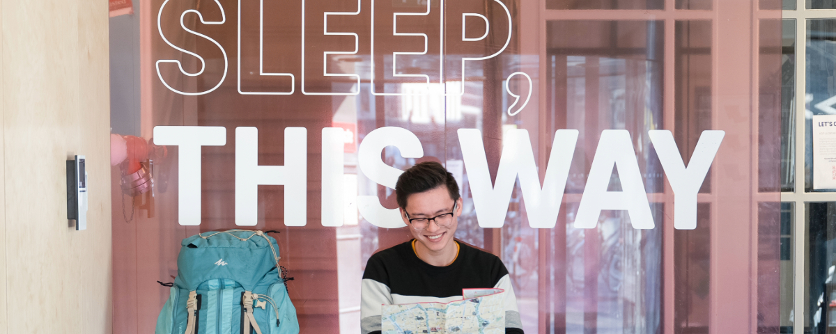 twee mensen kijken naar computerscherm