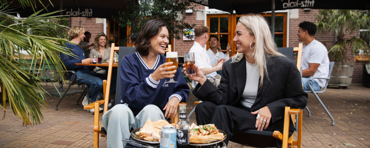 Terras met vrienden bij Hostel Amsterdam Oost