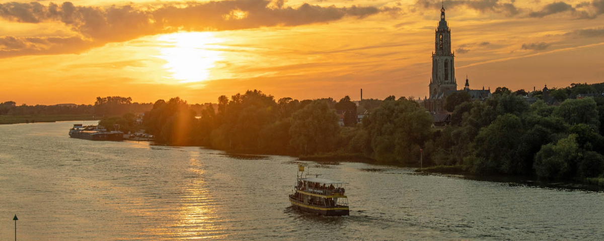 safarischip vaart in de avondzon