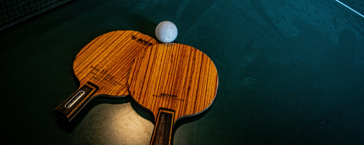 pingpong batjes op tafel