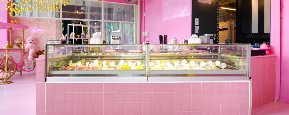 vitrine met ijsjes bij intelligentia ice in eindhoven